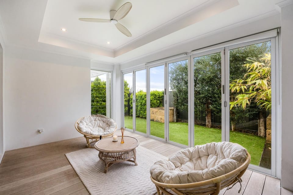 Modern Coastal Haven, Walk to Eden Beach & Shops Apartment in Perth
