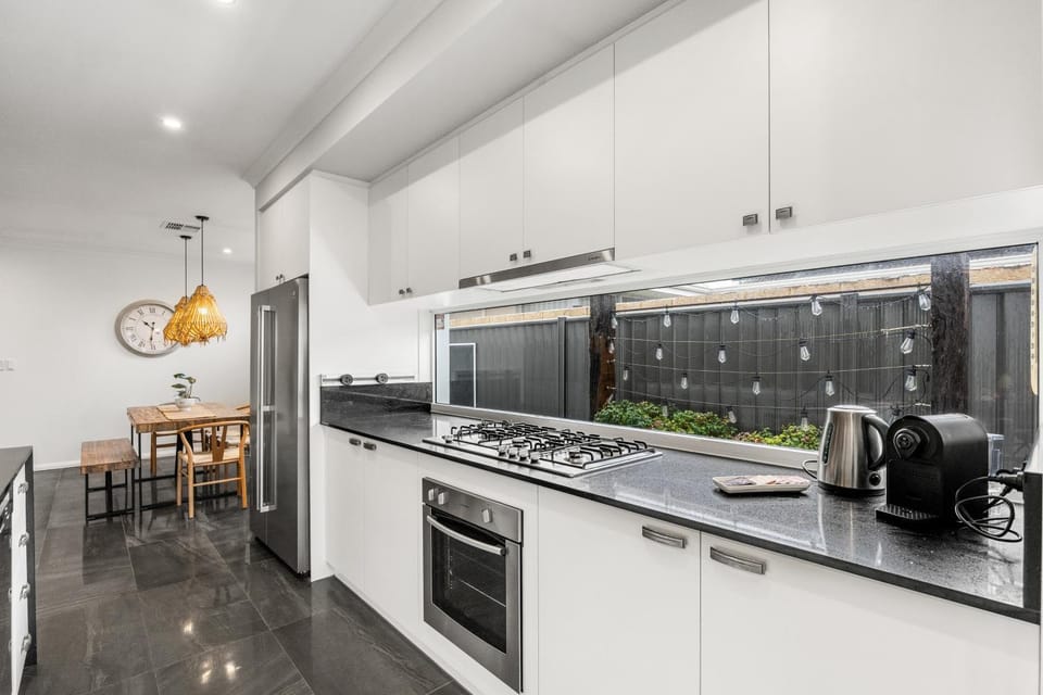 Modern Coastal Haven, Walk to Eden Beach & Shops Apartment in Perth