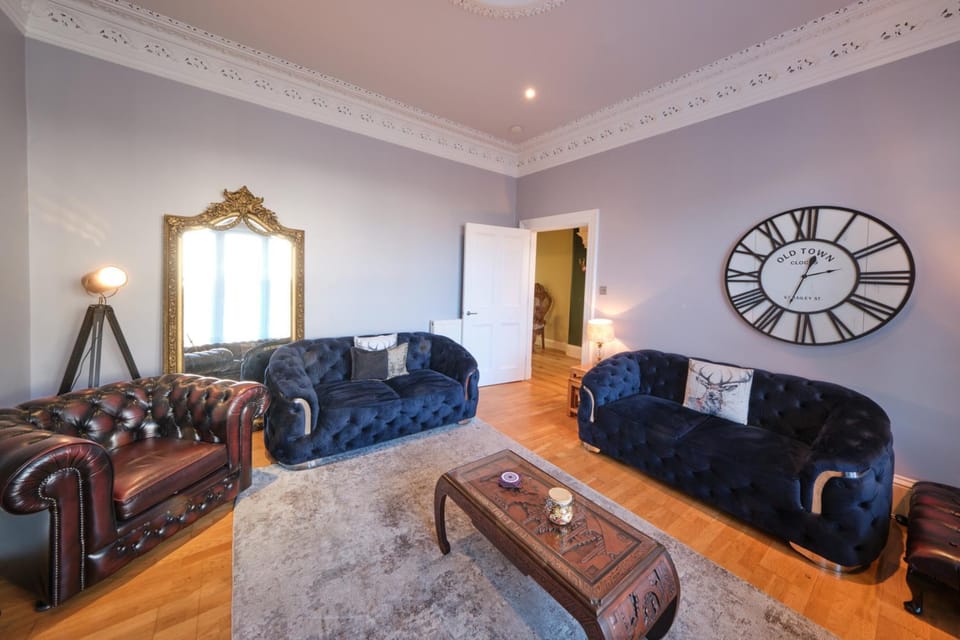 Bruce on the Row-Historic Elegance near Edinburgh by Urban Haggis Stays Apartment in Dunfermline