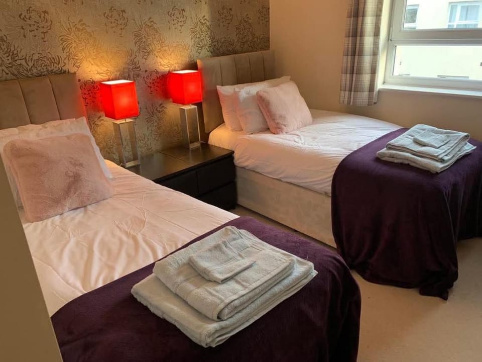 Stylish Apartment Sleeps 6, 2 Bed, 2 Bath, Free Parking & WIFI, Nr NEC & Uni Apartment in Coventry