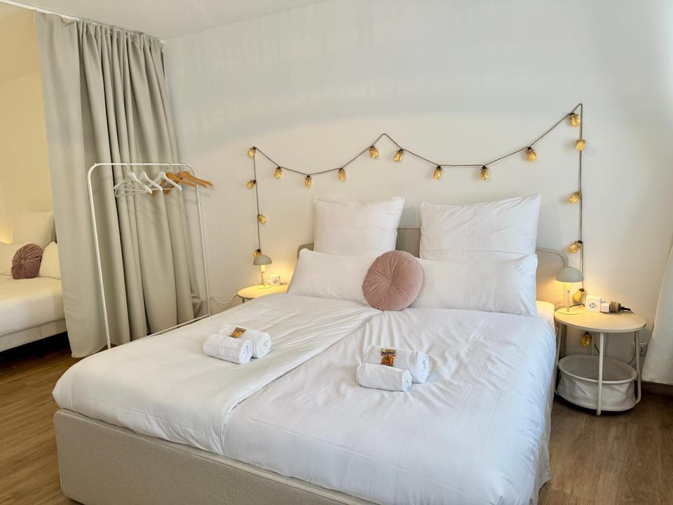 Bed, Bedroom, towels