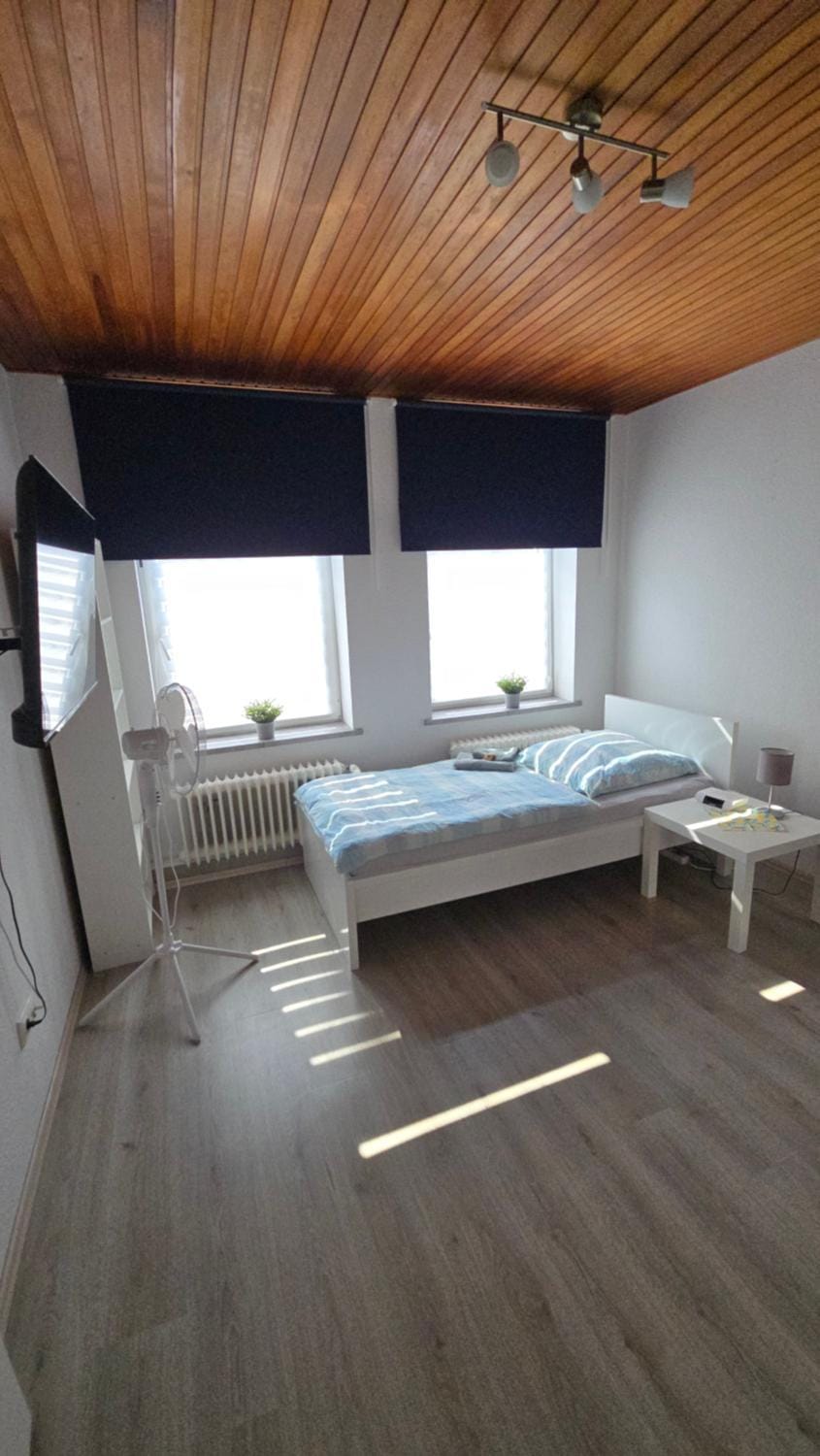 Gemütliche Altbauwohnungen mit Einzelzimmern und Parkplatz direkt am Haus! Apartment in Wuppertal
