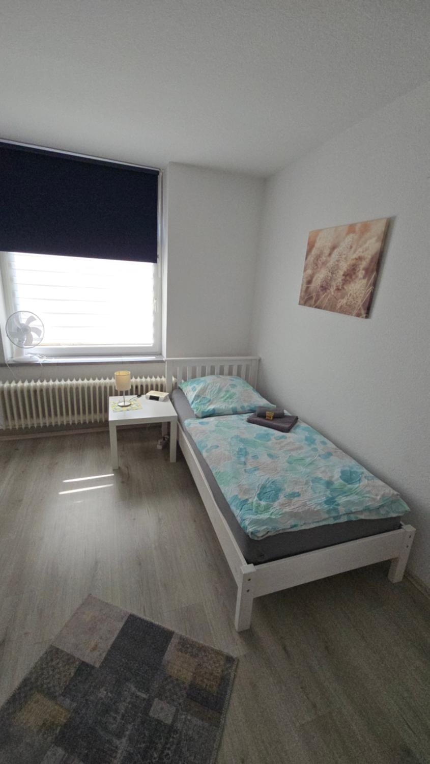 Gemütliche Altbauwohnungen mit Einzelzimmern und Parkplatz direkt am Haus! Apartment in Wuppertal
