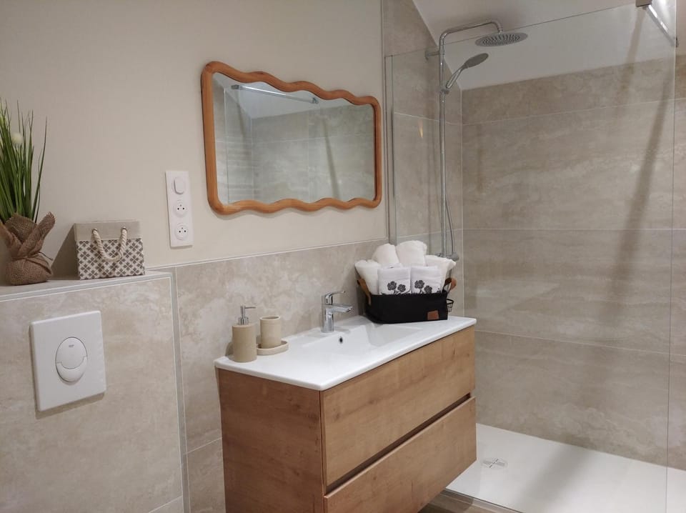 Shower, Toilet, Bathroom, towels