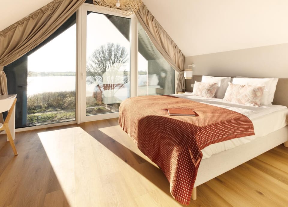 Bed, Natural landscape, Photo of the whole room, Bedroom, towels