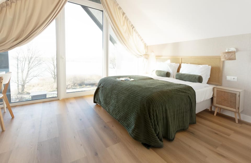 Photo of the whole room, Bedroom, Garden view, Lake view