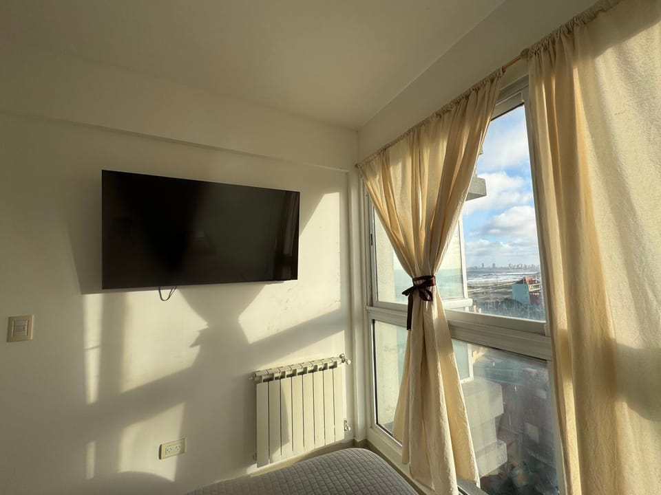 Bed, TV and multimedia, Photo of the whole room, Evening entertainment, Bedroom