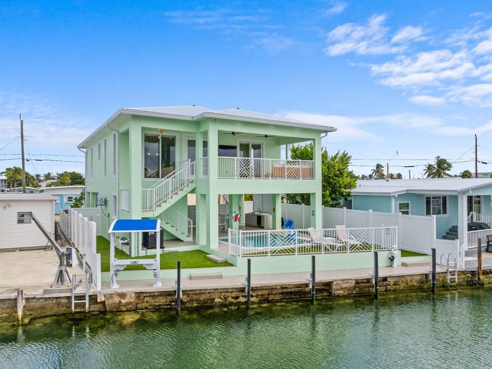 Aqua Verde Waterfront Gem Dock Game Room Villa in Marathon