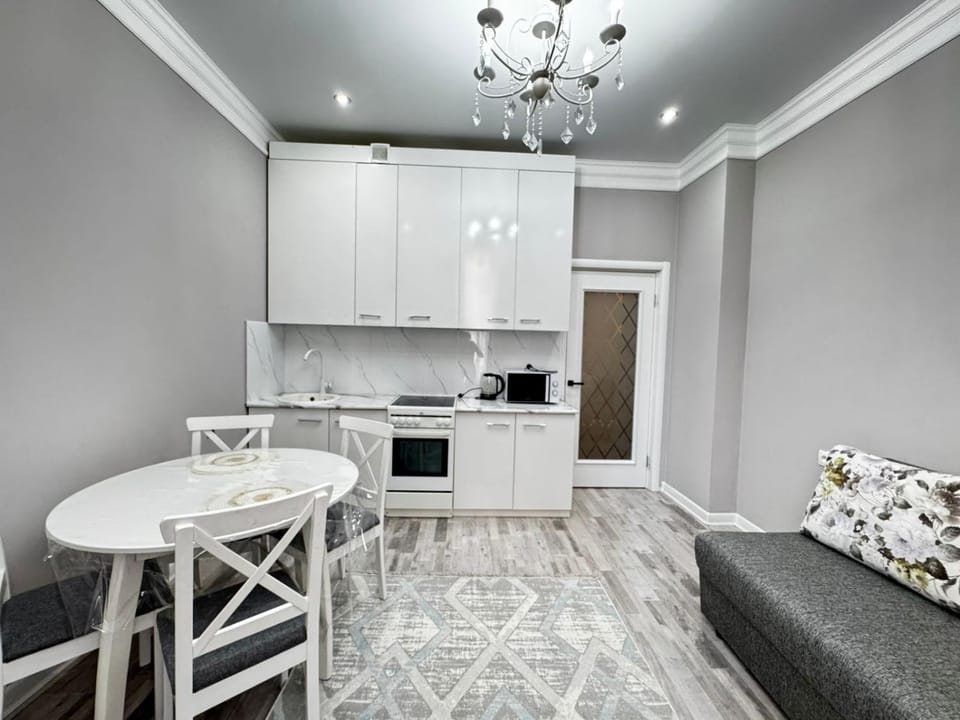 Living room, Seating area, Dining area, oven