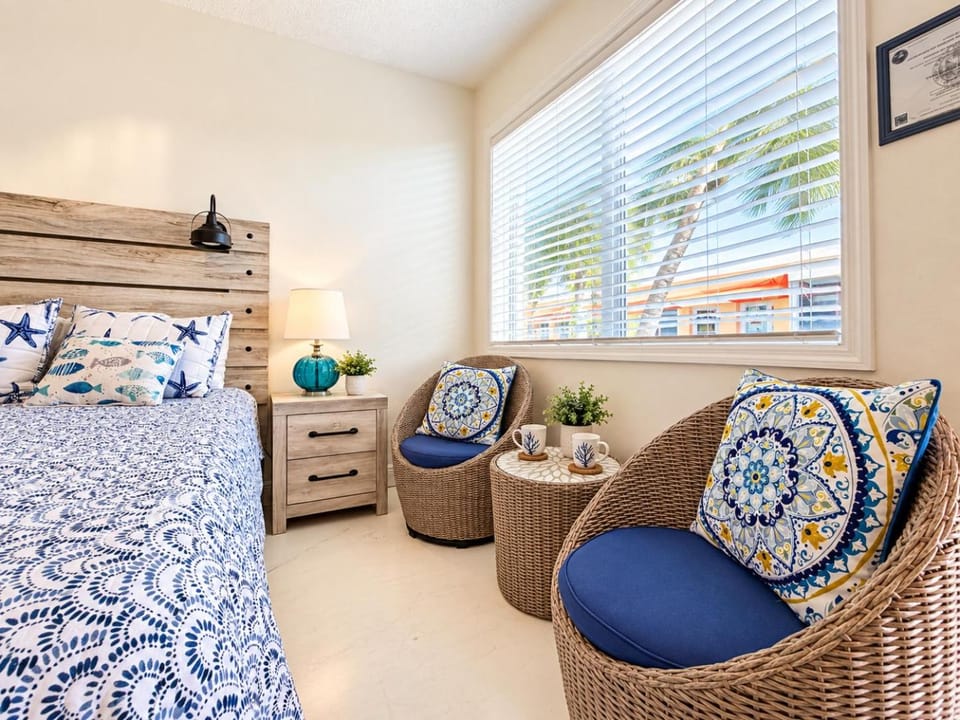 Stylish Beach Studio Pool Full Kitchen Apartment in Hollywood Beach