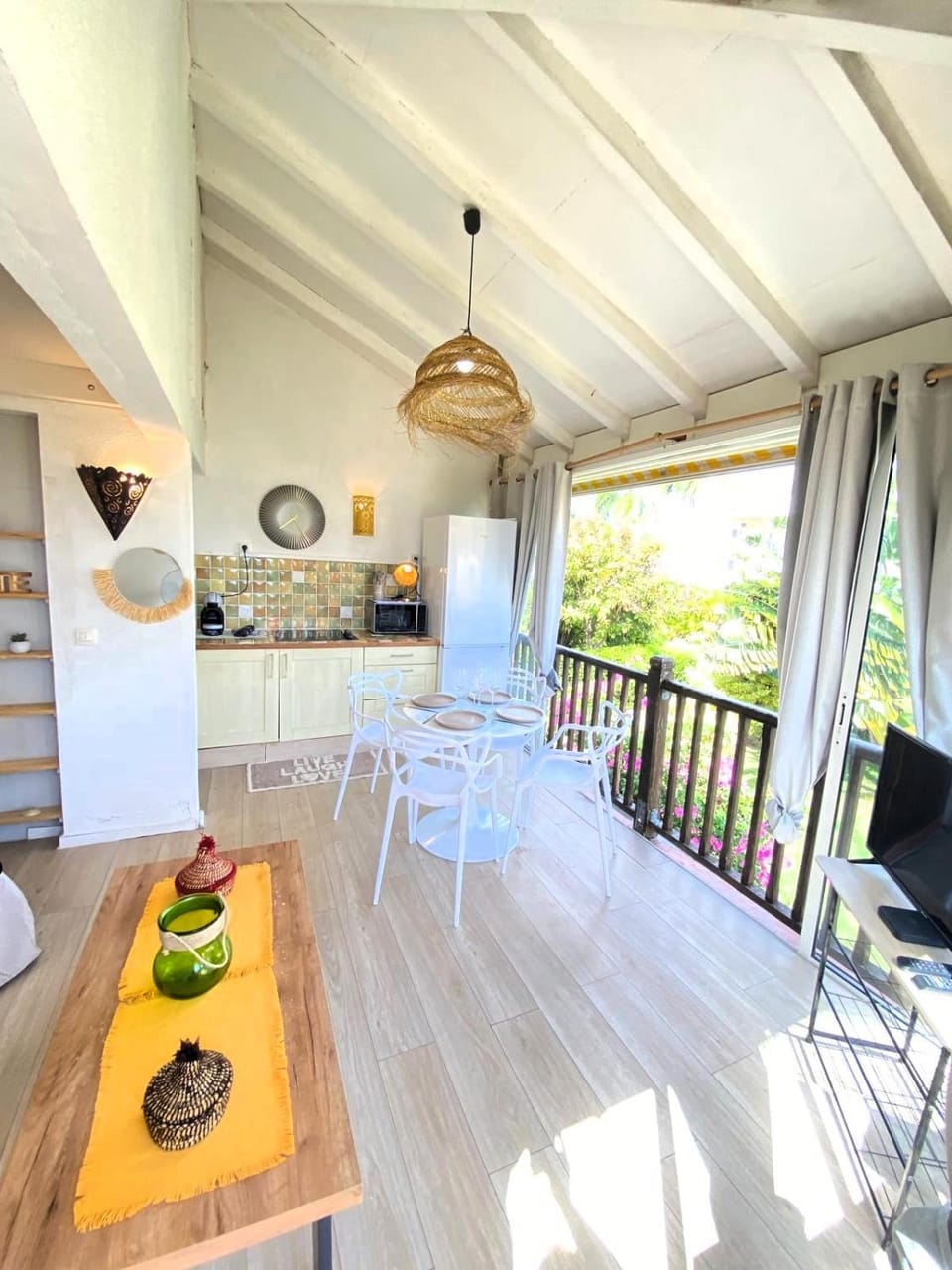 Kitchen or kitchenette, Seating area, Dining area