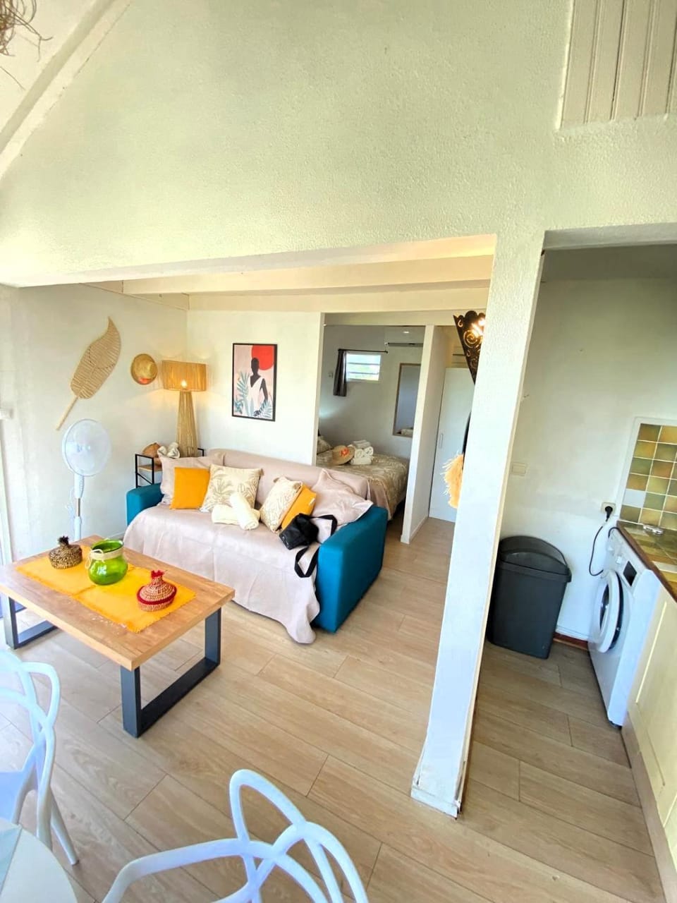 Kitchen or kitchenette, Living room, Seating area, Dining area