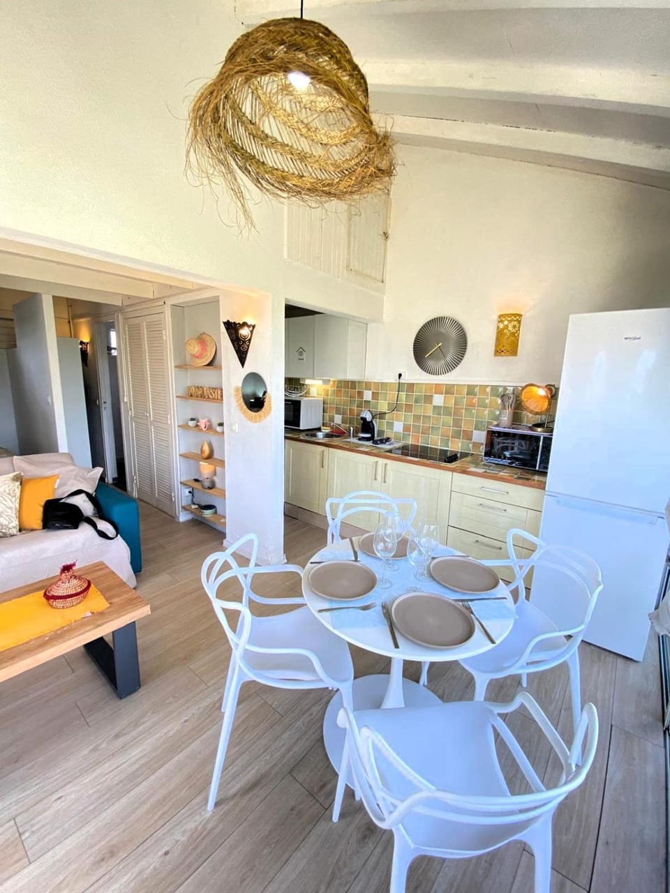 Kitchen or kitchenette, Living room, Seating area, Dining area, oven, stove