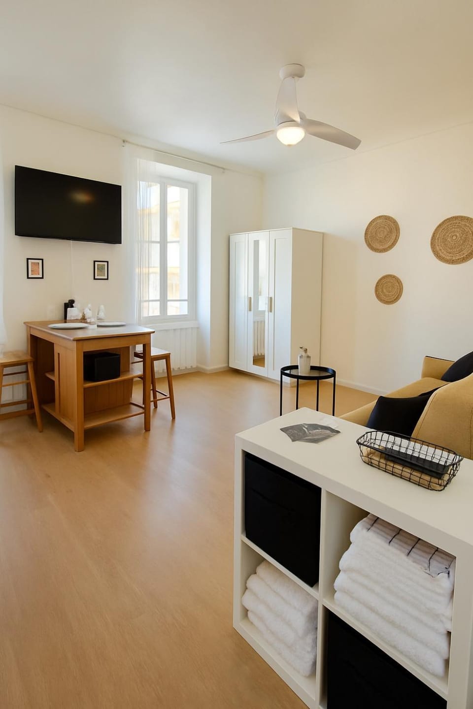 TV and multimedia, Living room, Seating area, Dining area, Bedroom
