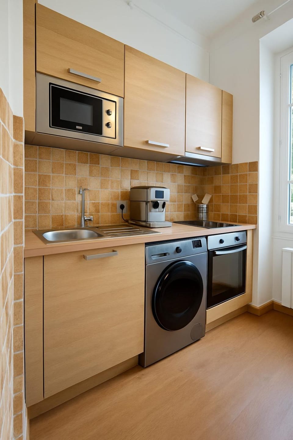 Kitchen or kitchenette, oven, washing machine