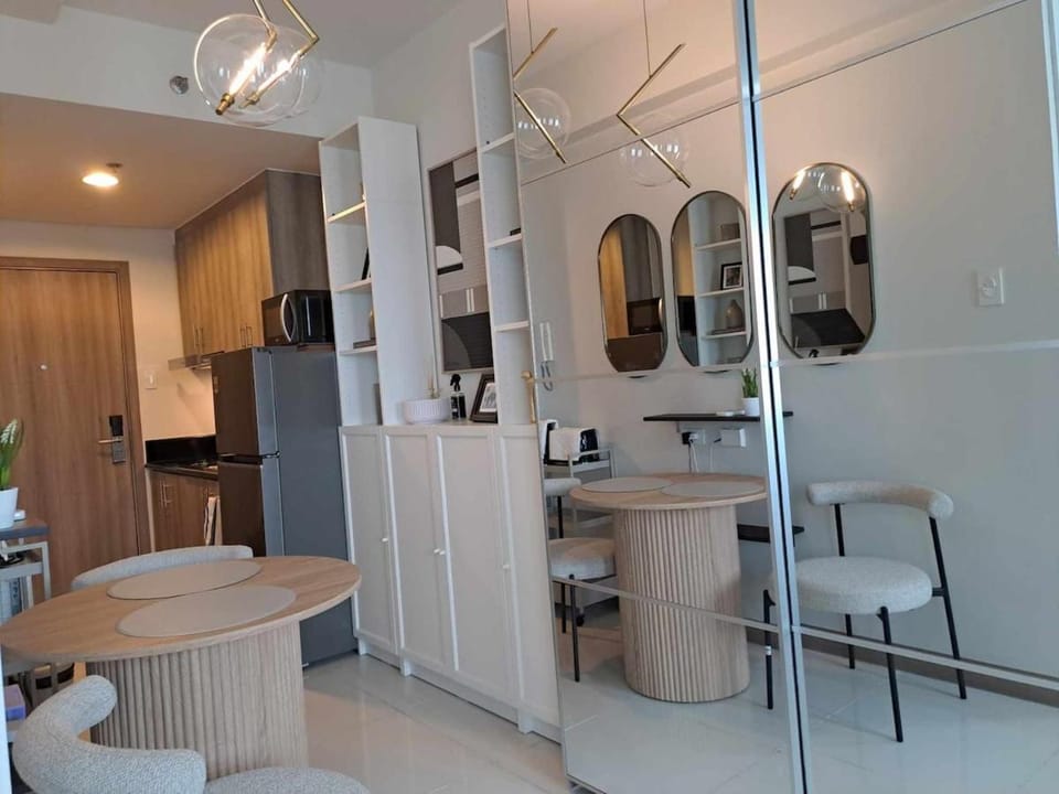 Homey Roxas Blvd Condo Pool Parking WiFi Apartment in Pasay