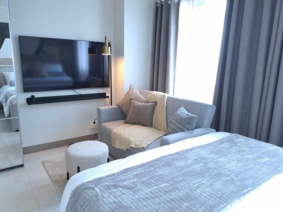 Homey Roxas Blvd Condo Pool Parking WiFi Apartment in Pasay