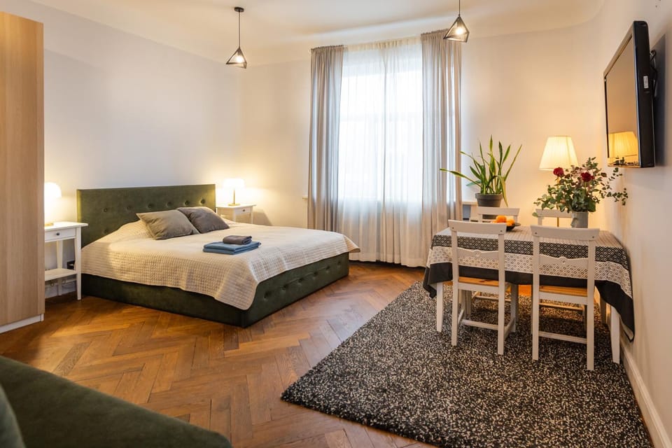 Bed, Photo of the whole room, Dining area, Bedroom