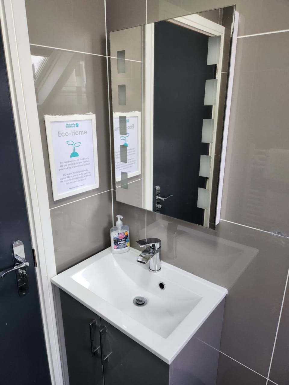 ApartHotel 4 - Fast WiFi, Hotel Linen, Keyless Entry, City only 10 Mins - BY PROPERTY PROMISE Apartment in Cardiff