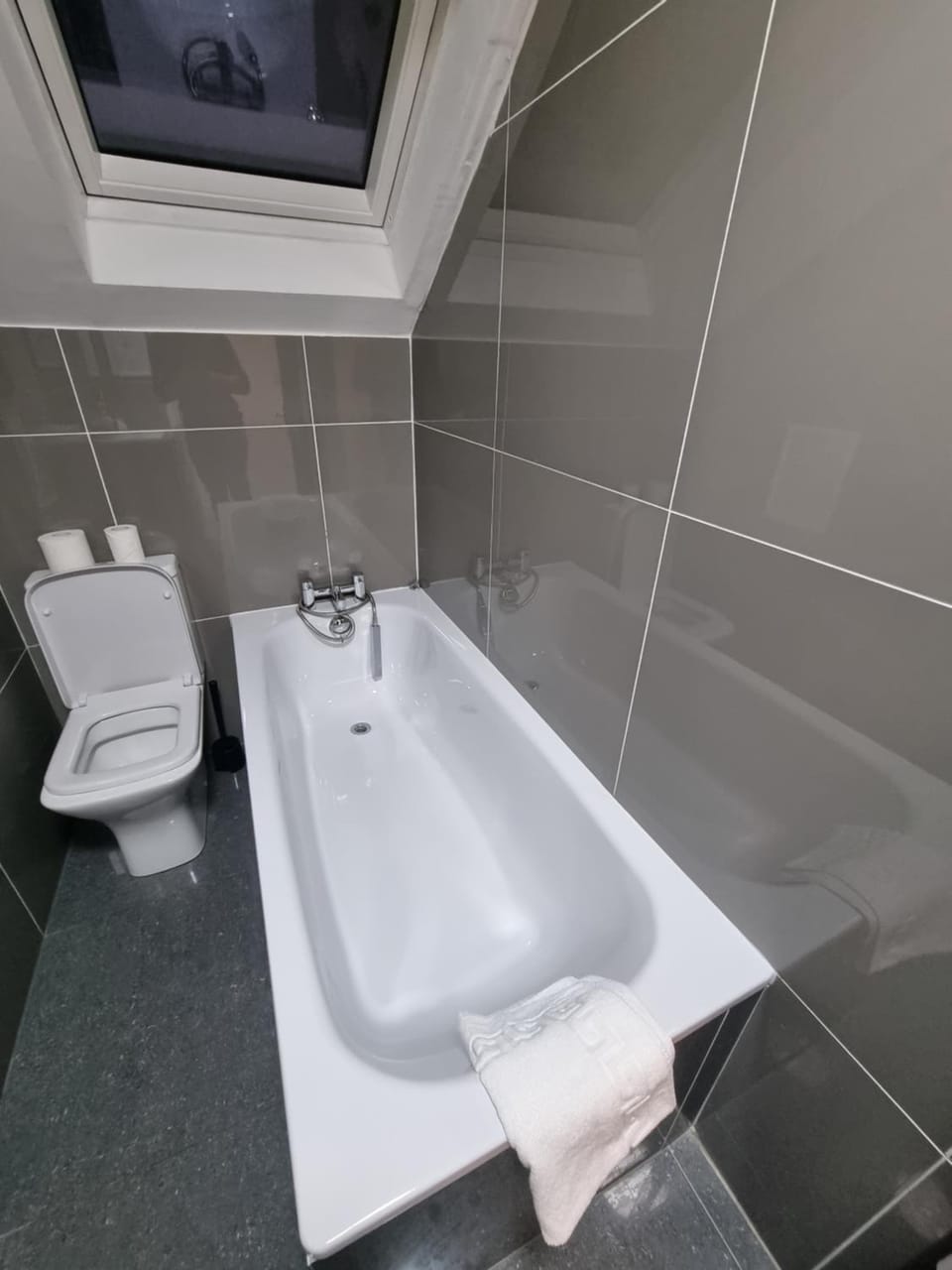 ApartHotel 4 - Fast WiFi, Hotel Linen, Keyless Entry, City only 10 Mins - BY PROPERTY PROMISE Apartment in Cardiff