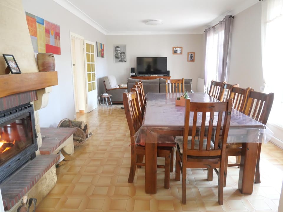 Communal lounge/ TV room, TV and multimedia, Dining area