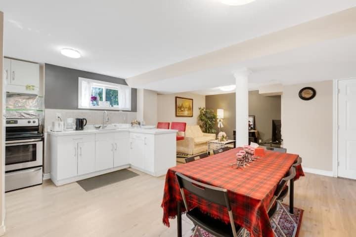 Cozy Private Basement Suite Beside Plaza Free Parking Walk to Groceries & Dining Bed and Breakfast in Richmond Hill