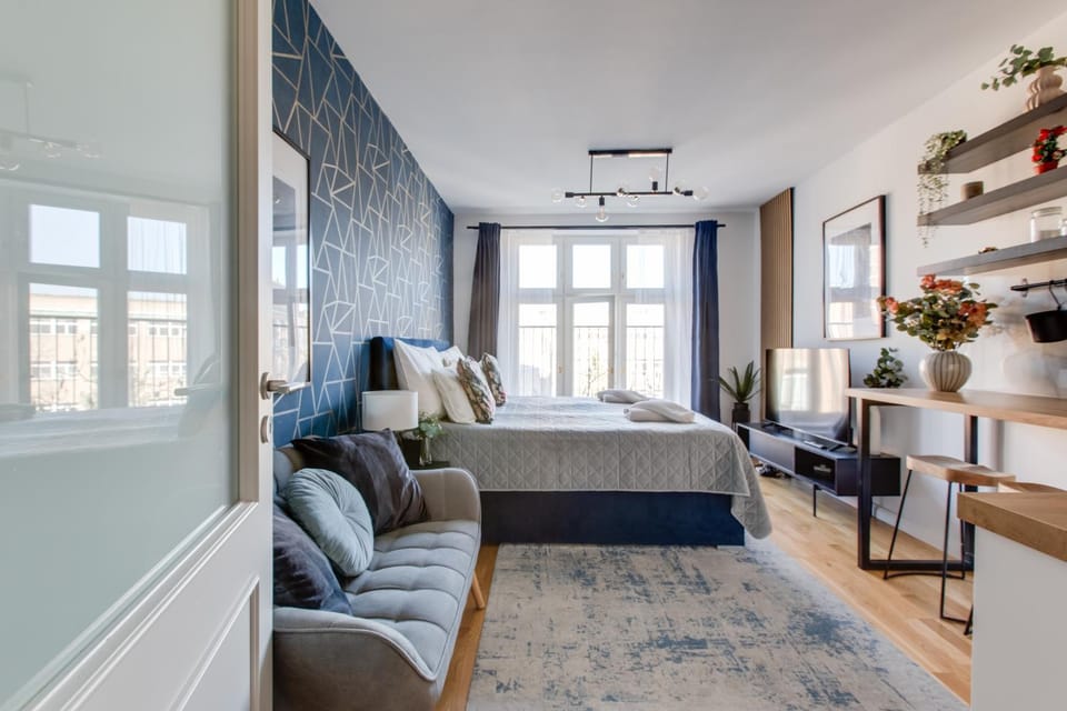 Bed, Photo of the whole room, Seating area