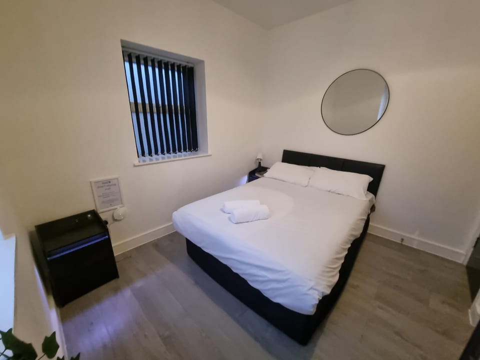 ApartHotel 1 - Fast WiFi, Hotel Linen, Keyless Entry, City only 10 Mins - BY PROPERTY PROMISE Apartment in Cardiff
