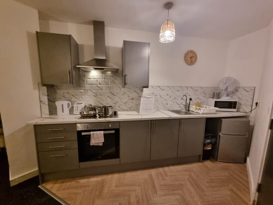 ApartHotel 1 - Fast WiFi, Hotel Linen, Keyless Entry, City only 10 Mins - BY PROPERTY PROMISE Apartment in Cardiff