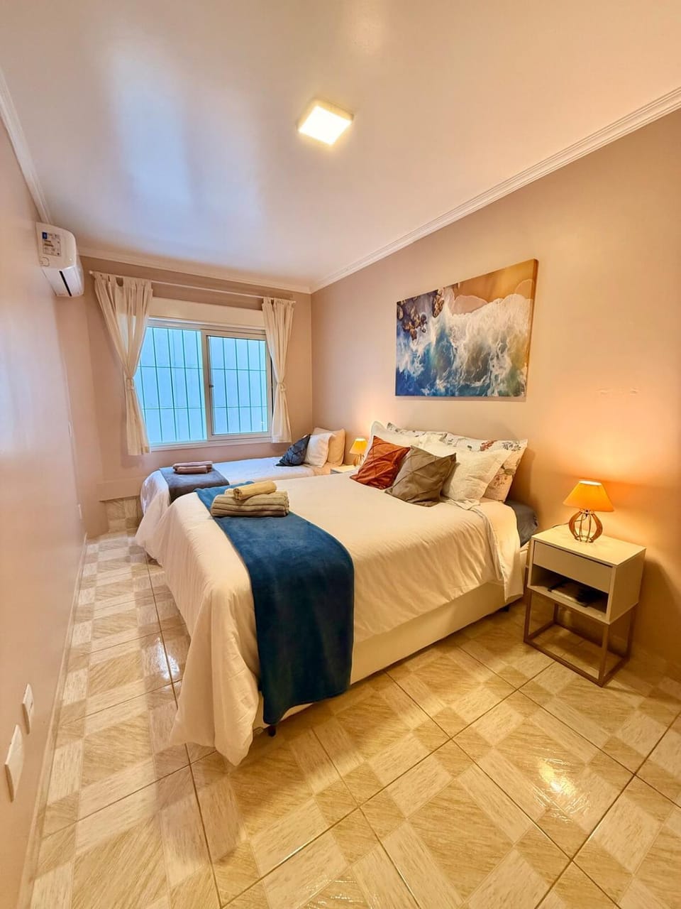 Bed, Photo of the whole room, Bedroom