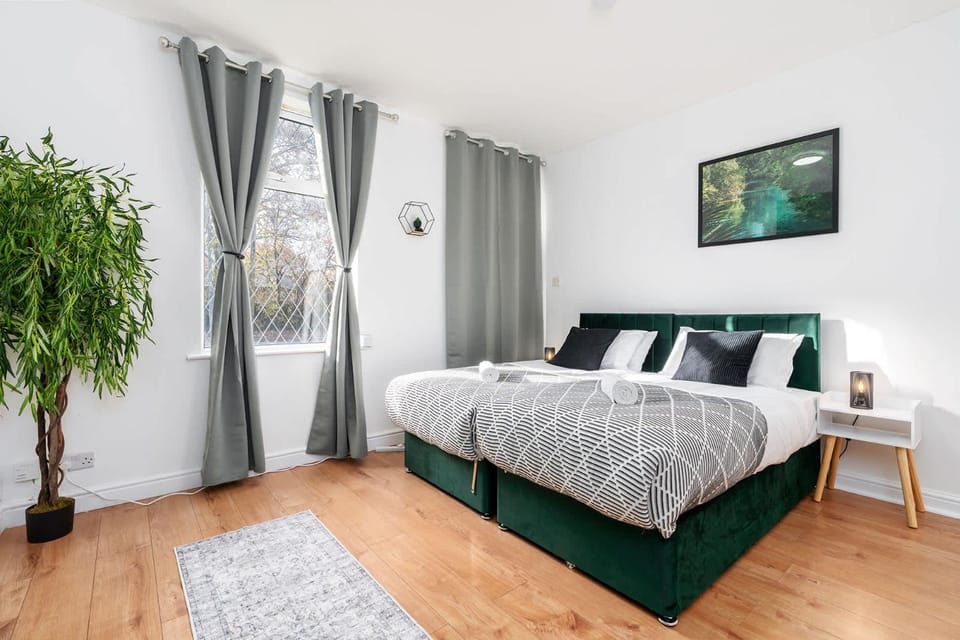 Bed, TV and multimedia, Photo of the whole room, Bedroom