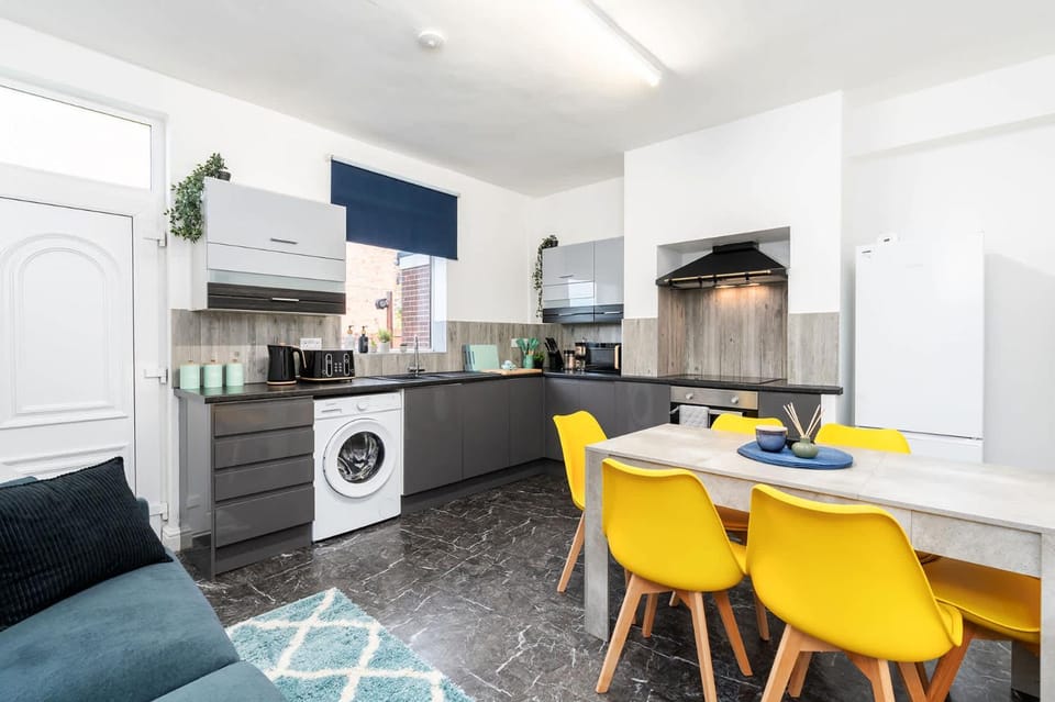 Kitchen or kitchenette, Living room, Seating area, Dining area, oven, toaster, washing machine