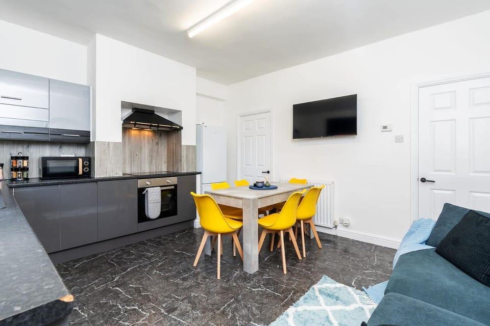 TV and multimedia, Kitchen or kitchenette, Living room, Seating area, Dining area, oven, stove
