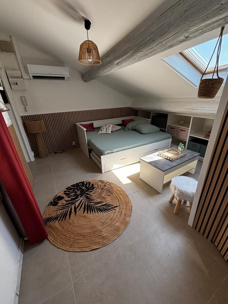 Bed, Living room, air conditioner