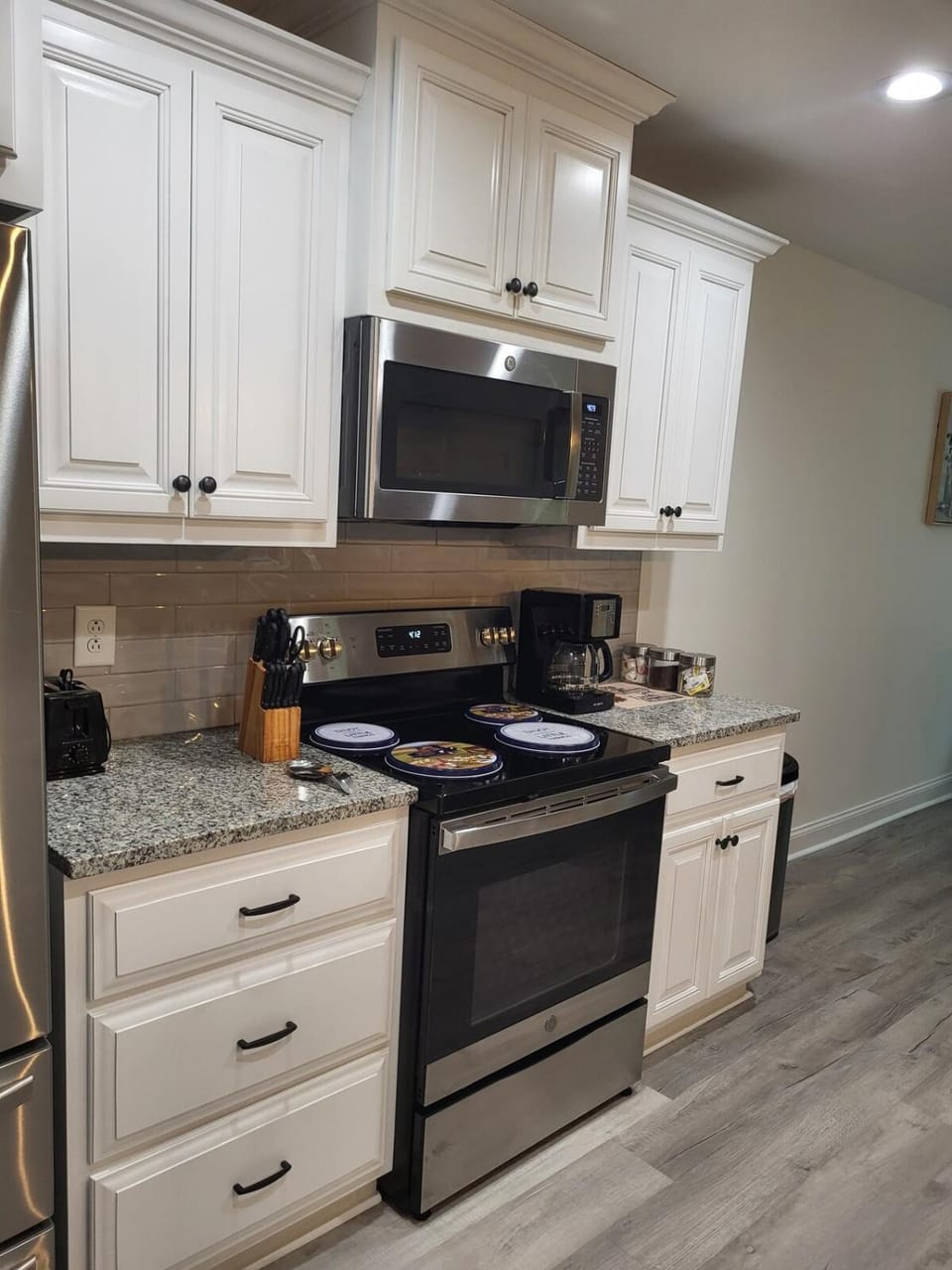 Coffee/tea facilities, microwave, oven, toaster, kitchen, kitchen