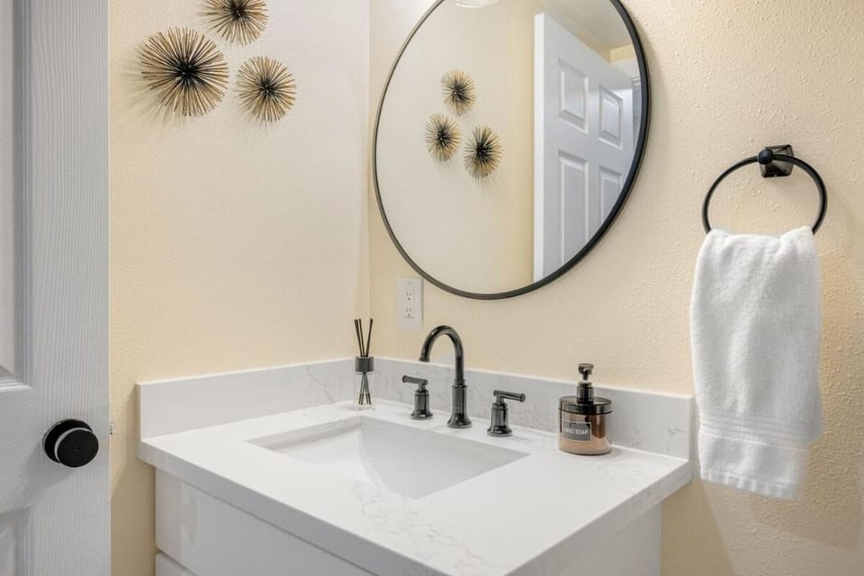 Near Downtown & Waterfront, AC, Pet Friendly Apartment in Tacoma