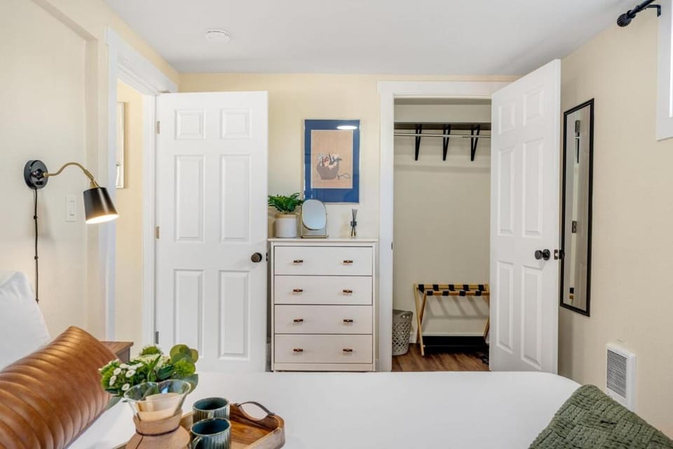 Near Downtown & Waterfront, AC, Pet Friendly Apartment in Tacoma