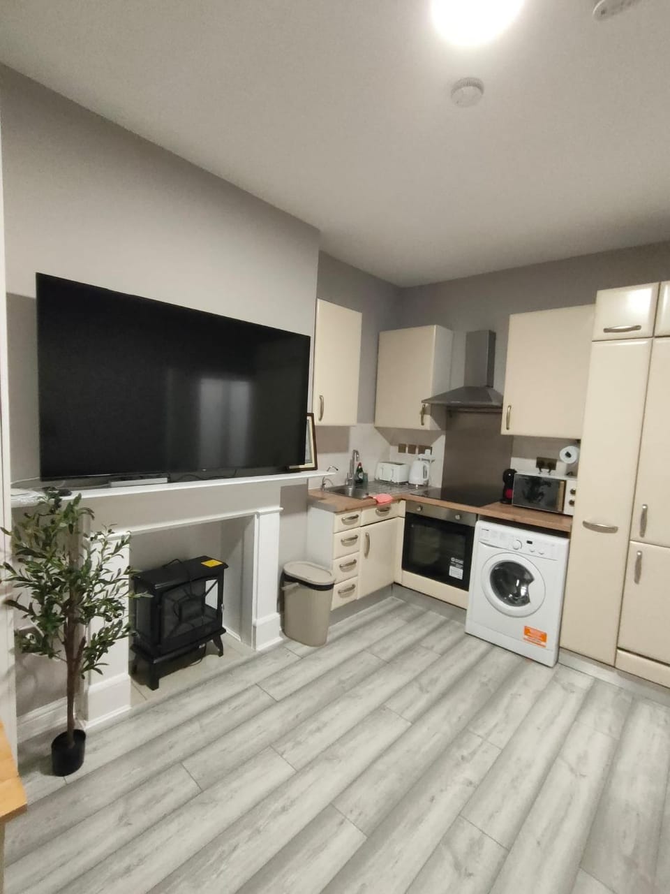 TV and multimedia, Kitchen or kitchenette, minibar, oven, stove, toaster