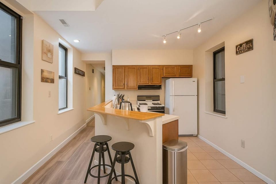 Kitchen or kitchenette, Dining area, minibar, oven, stove