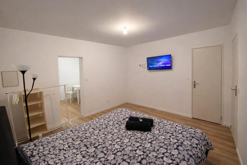 towels, wardrobe