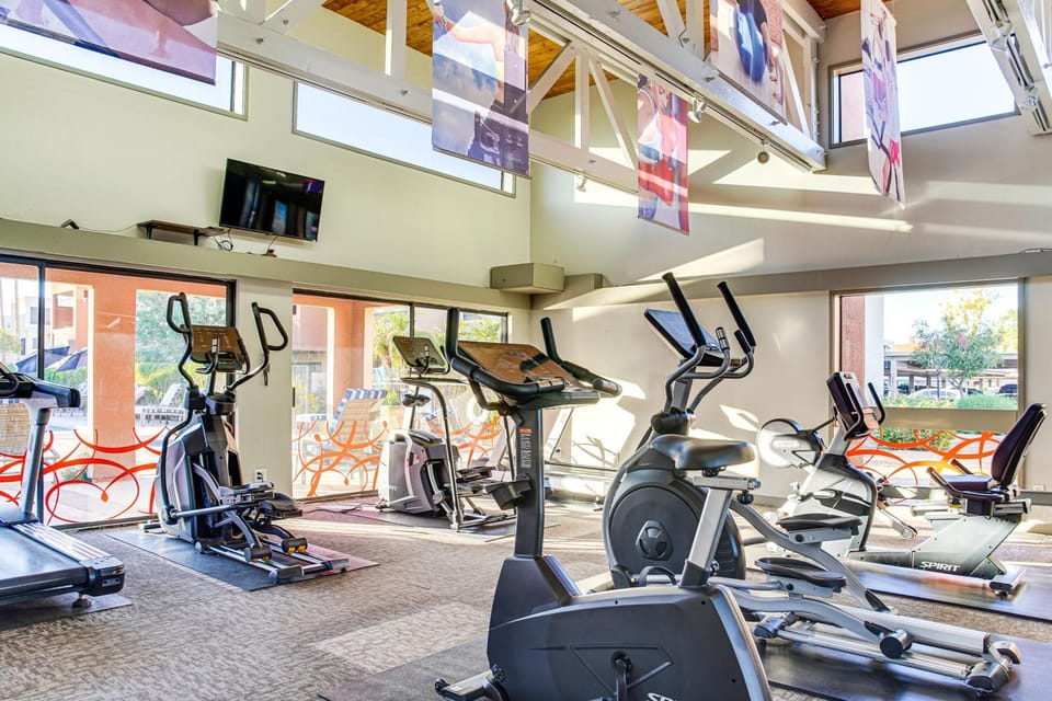 Bring Your Pet! Snowbird Haven w/ Community Pool! House in Scottsdale
