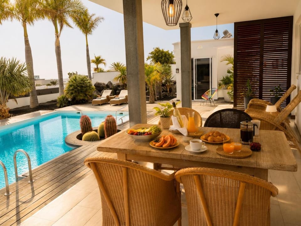 Balcony/Terrace, Dining area, Pool view, Swimming pool, Breakfast