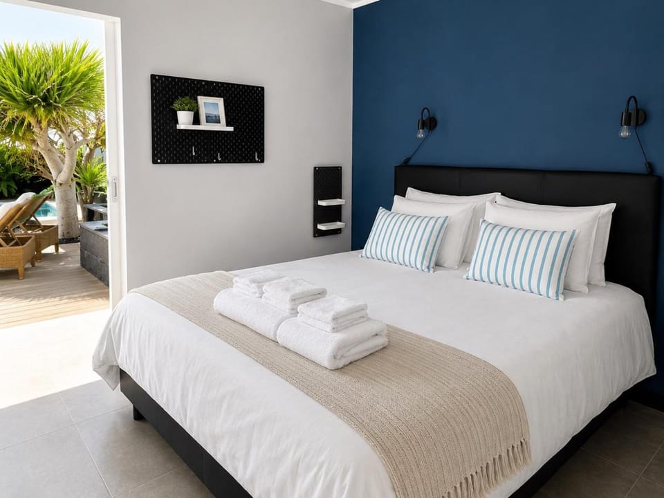 Bed, TV and multimedia, Bedroom, towels, air conditioner