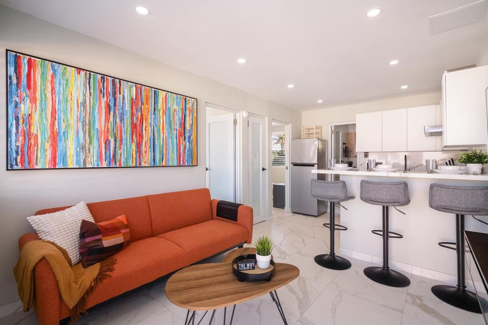 Kitchen or kitchenette, Living room, Seating area, Dining area, minibar, oven, pet friendly
