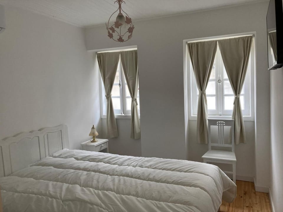 Bed, TV and multimedia, Bedroom