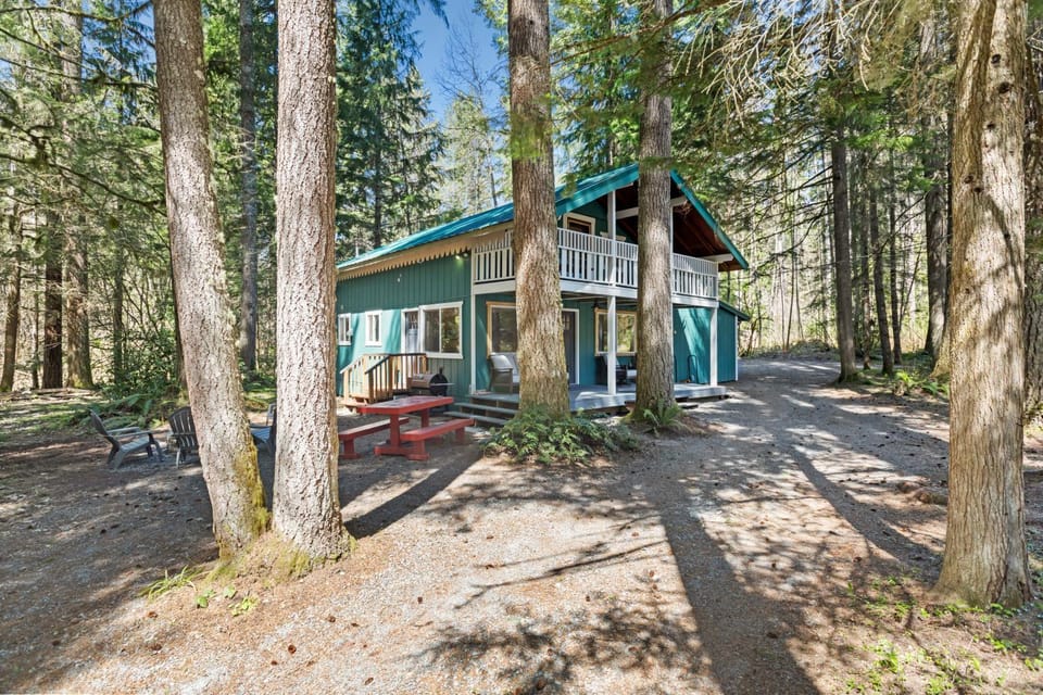 Property building, Natural landscape, Seating area