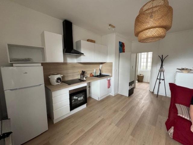 Kitchen or kitchenette, Dining area, oven, stove, toaster