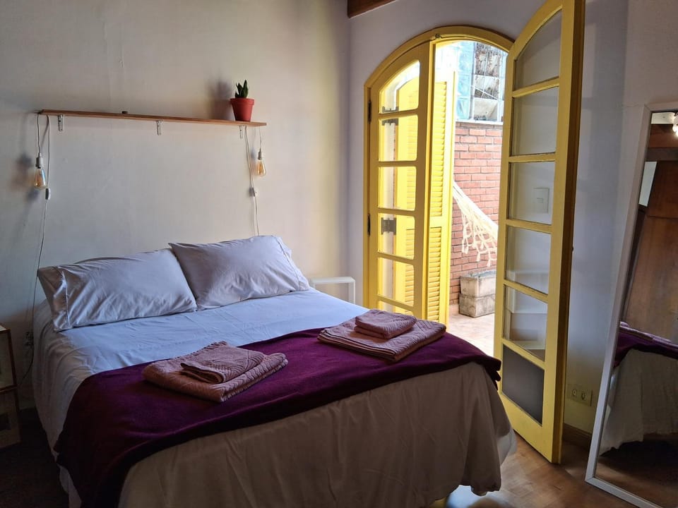 Bed, towels