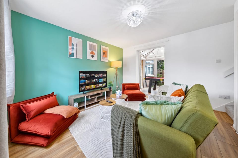 TV and multimedia, Living room, Seating area, Evening entertainment