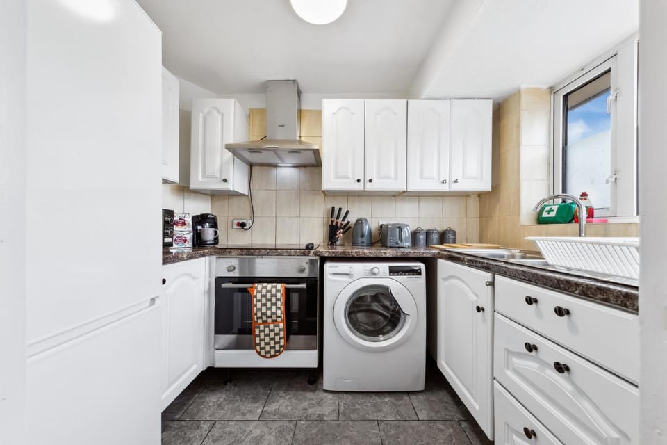 Kitchen or kitchenette, oven, stove, toaster, washing machine